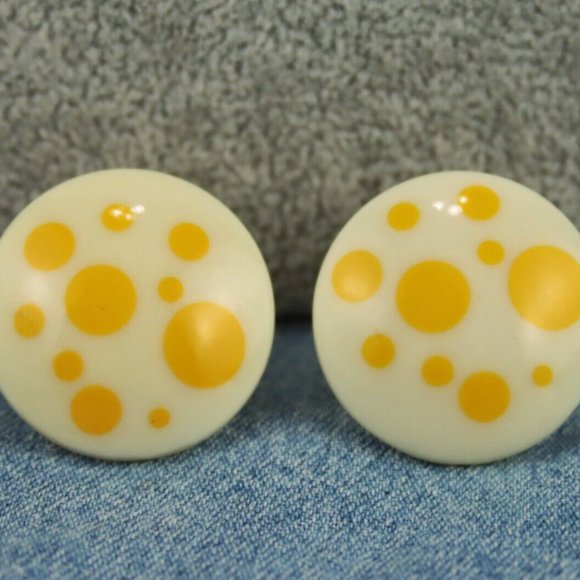 Pop Art Yellow Polka Dot Lucite Clip on Button Earrings vintage Avon - Picture 2 of 6